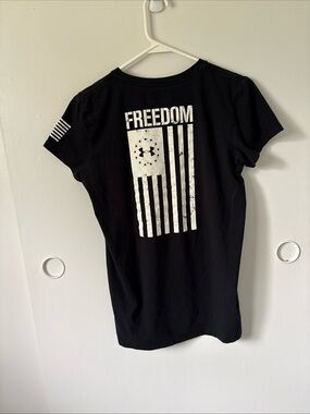 Under Armour "Freedom" Shirt Top Short Sleeve Women's Size Large Small Black